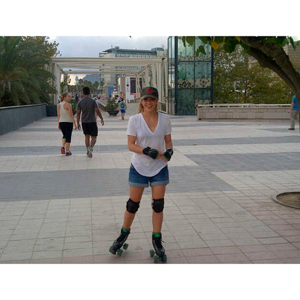 Shakira andando de patins por Barcelona