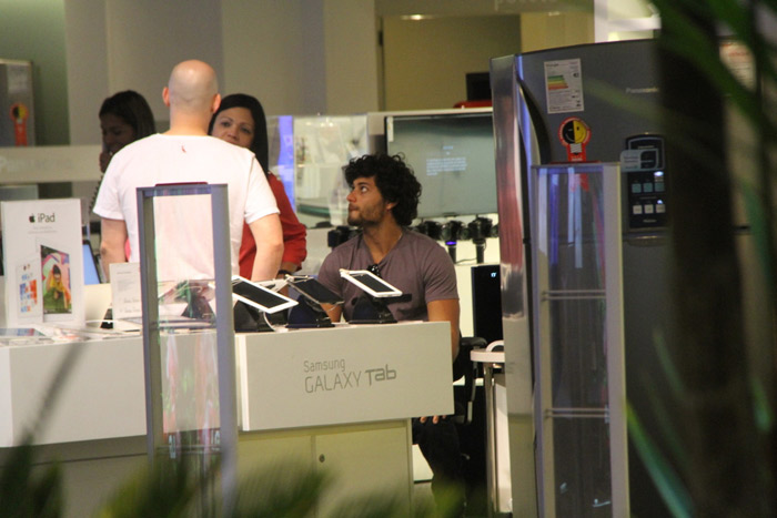 Paulo Gustavo vai com Jesus Luz fazer compras em shopping do RJ