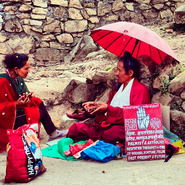 Glória Maria mostra “astrólogo” do Nepal