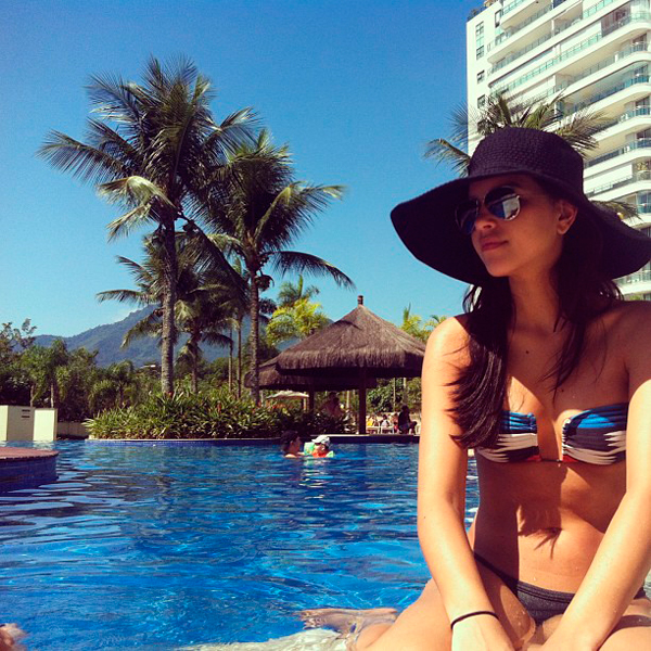 Mariana Rios exibe a barriga sequinha em foto na beira da piscina
