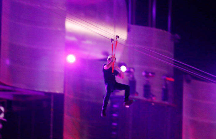 Jonatas Faro salta de tirolesa durante show de Justin Timberlake