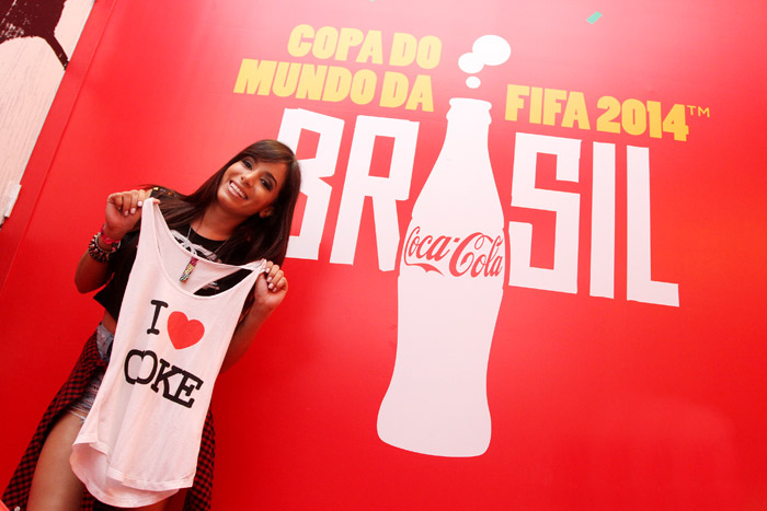 Anitta esbanja simpatia em camarote do Rock in Rio 2013 