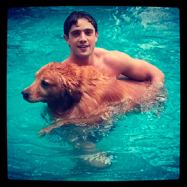 Rafael Cardoso curte piscina com seu cachorro