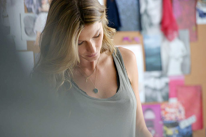 Gisele Bündchen vira costureira da coleção de sua lingerie