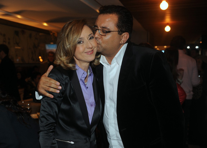 Geraldo Luís dá beijo carinhoso na aniversariante Rosana Beni