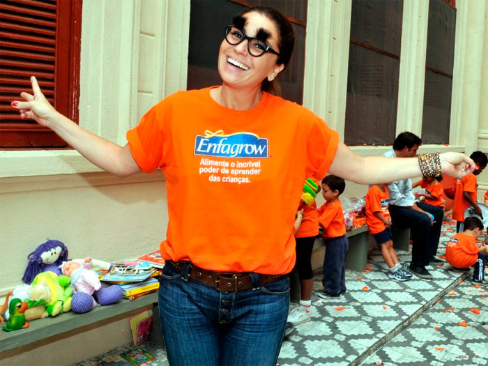 Giovanna Antonelli brinca com crianças em orfanato 