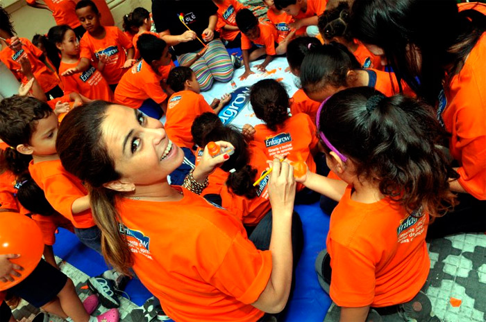 Giovanna Antonelli brinca com crianças em orfanato 