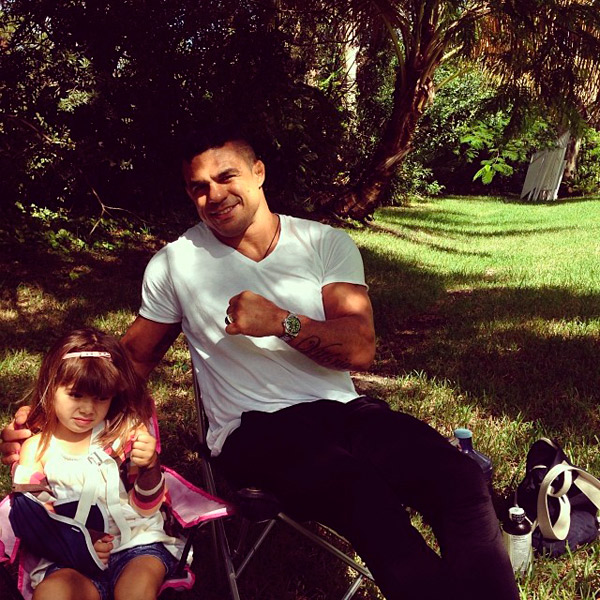 Vitor Belfort posa com a filha que está com o braço quebrado