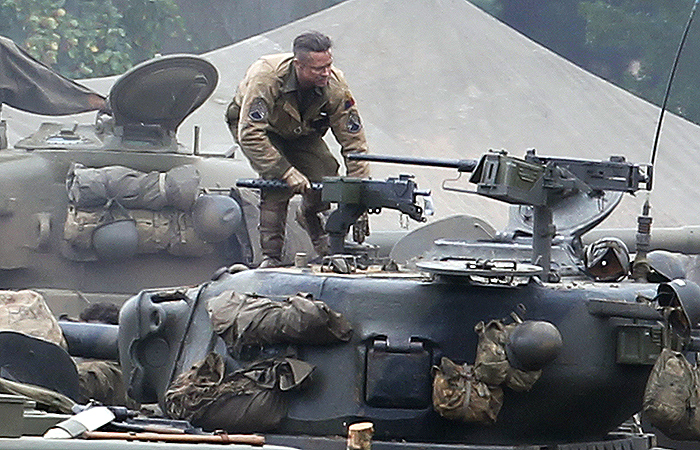 Brad Pitt opera arma de tanque de guerra em set de filmagem