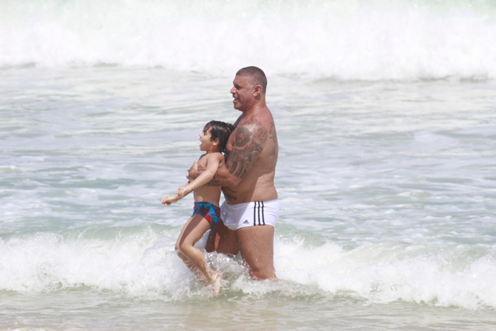  Alexandre Frota curte praia com o filho