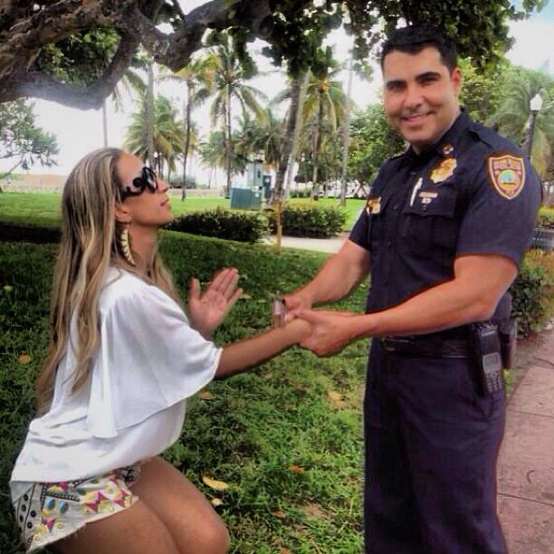 Valesca Popozuda brinca com policiais em Miami