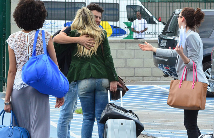 Ellen Roche é tietada por fã em aeroporto carioca