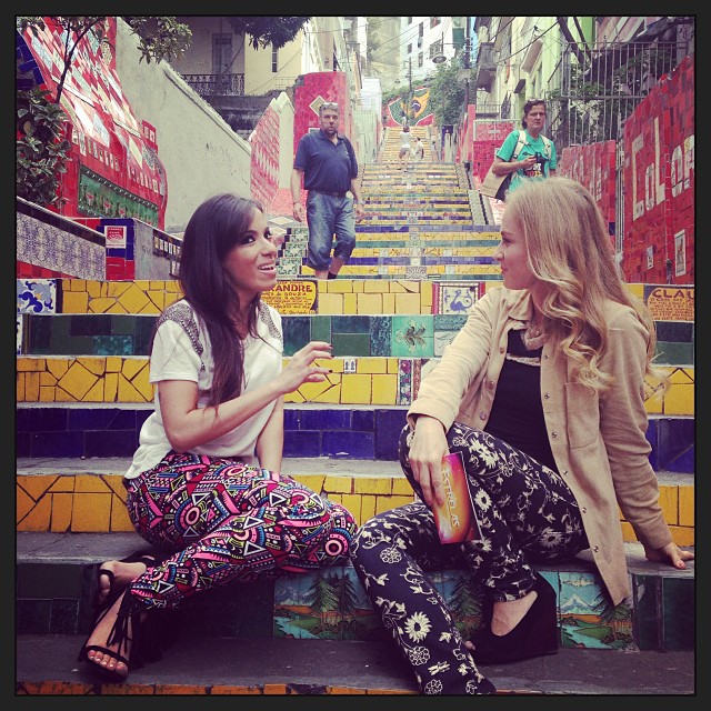 Anitta grava com Angélica em escadaria da Lapa, no Rio