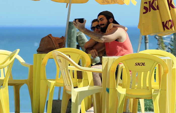 Bianca Bin curte dia de praia com o marido, no Rio