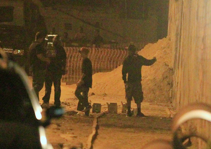 Justin Bieber grafita muro e mostra o dedo do meio em praia do Rio