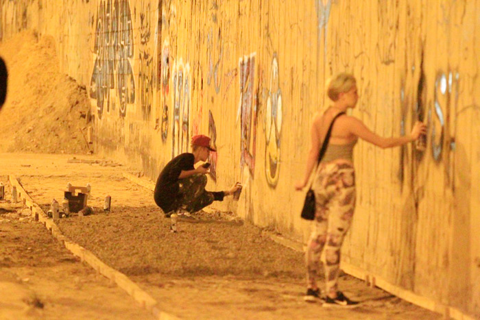 Justin Bieber grafita muro e mostra o dedo do meio em praia do Rio