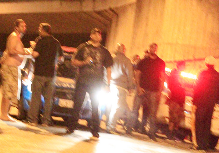 Justin Bieber grafita muro e mostra o dedo do meio em praia do Rio