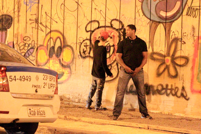 Justin Bieber grafita muro e mostra o dedo do meio em praia do Rio