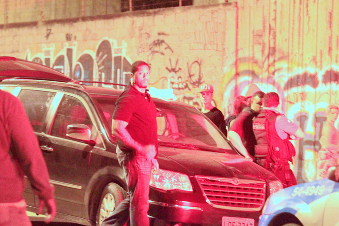 Justin Bieber grafita muro e mostra o dedo do meio em praia do Rio