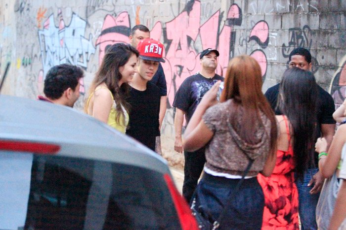 Justin Bieber grafita muro e mostra o dedo do meio em praia do Rio