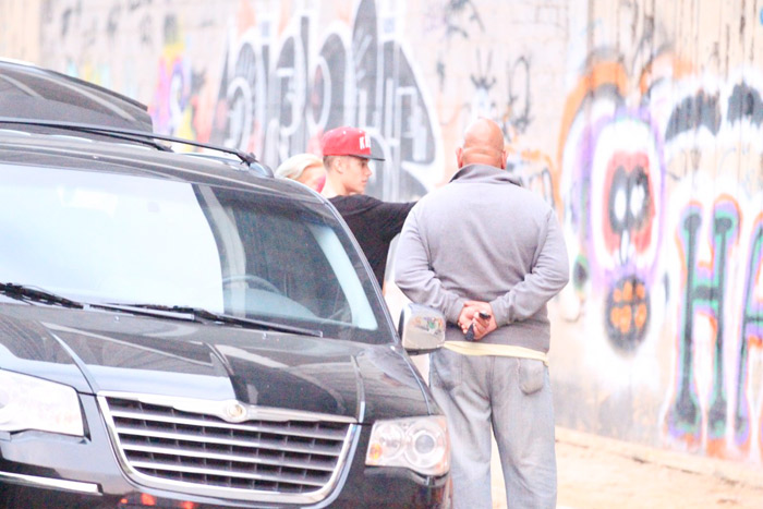 Justin Bieber grafita muro e mostra o dedo do meio em praia do Rio