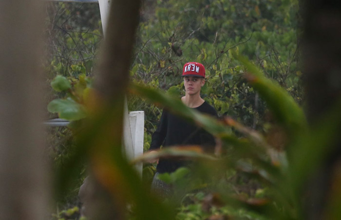 Justin Bieber grafita muro e mostra o dedo do meio em praia do Rio