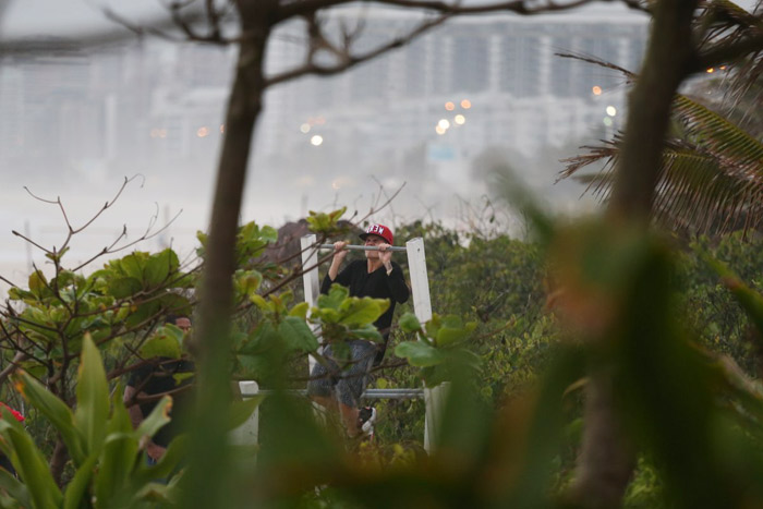 Justin Bieber grafita muro e mostra o dedo do meio em praia do Rio