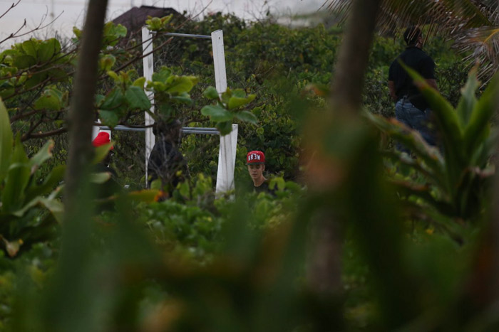 Justin Bieber grafita muro e mostra o dedo do meio em praia do Rio