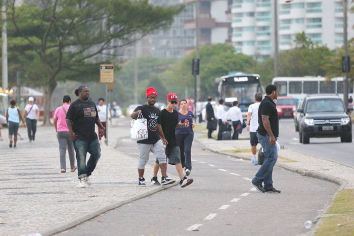 Justin Bieber grafita muro e mostra o dedo do meio em praia do Rio
