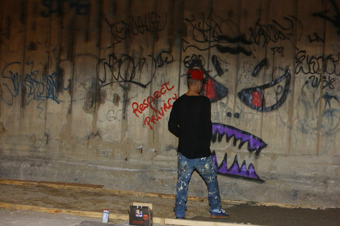 Justin Bieber grafita muro e mostra o dedo do meio em praia do Rio
