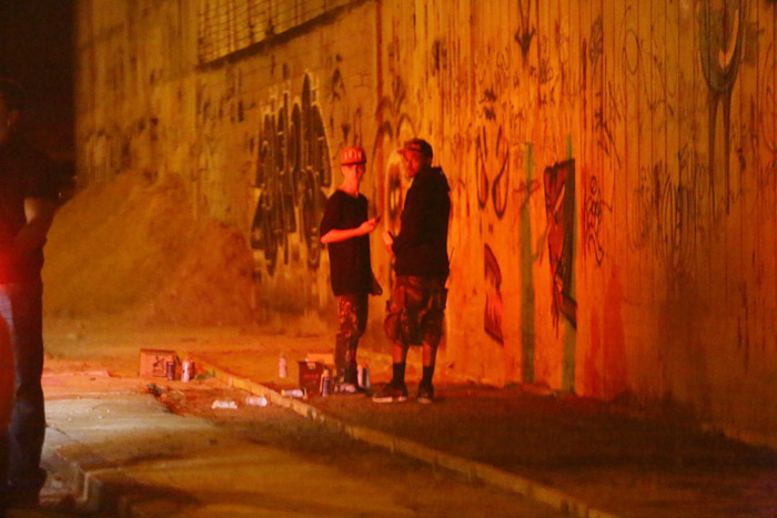 Justin Bieber grafita muro e mostra o dedo do meio em praia do Rio