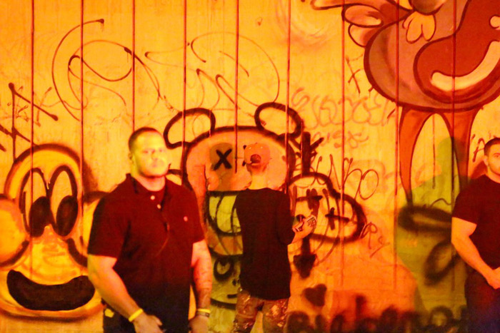 Justin Bieber grafita muro e mostra o dedo do meio em praia do Rio