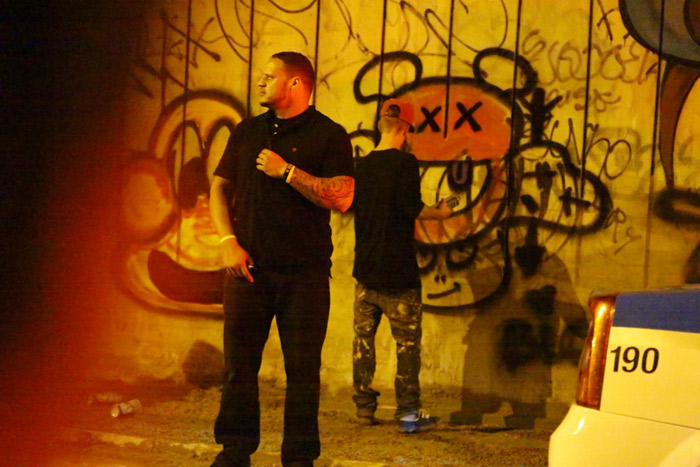 Justin Bieber grafita muro e mostra o dedo do meio em praia do Rio