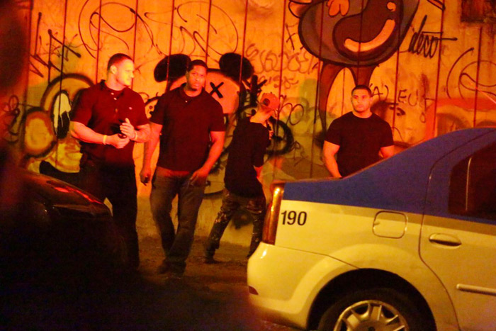 Justin Bieber grafita muro e mostra o dedo do meio em praia do Rio