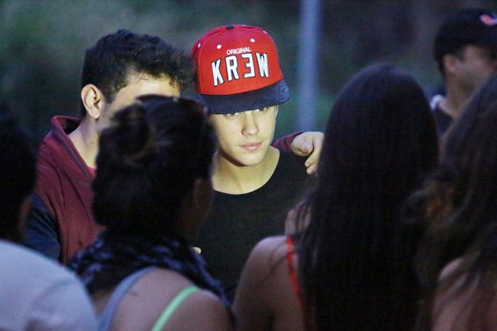 Justin Bieber grafita muro e mostra o dedo do meio em praia do Rio