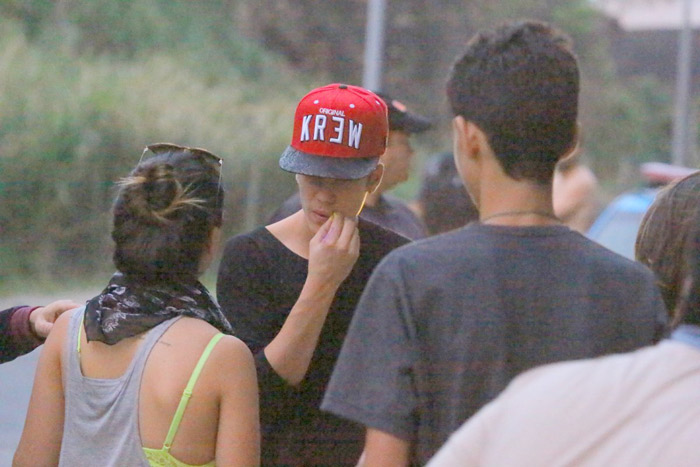 Justin Bieber grafita muro e mostra o dedo do meio em praia do Rio