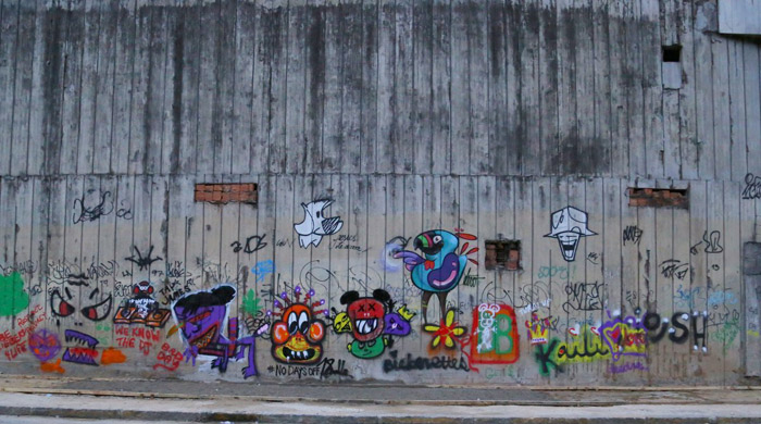 Justin Bieber grafita muro e mostra o dedo do meio em praia do Rio