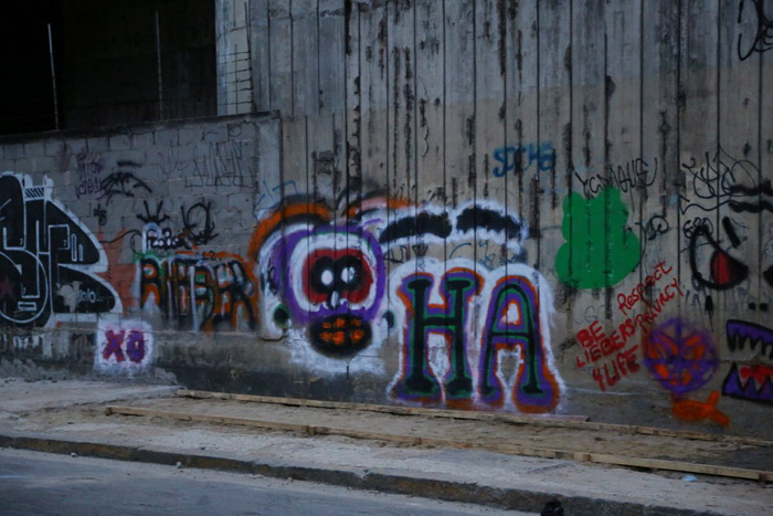 Justin Bieber grafita muro e mostra o dedo do meio em praia do Rio