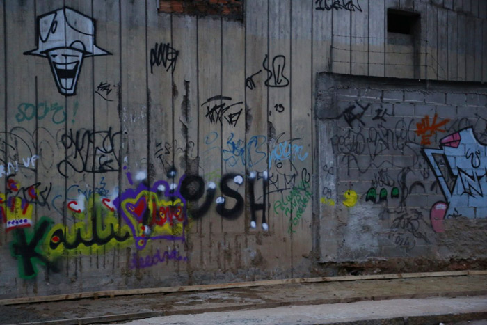 Justin Bieber grafita muro e mostra o dedo do meio em praia do Rio