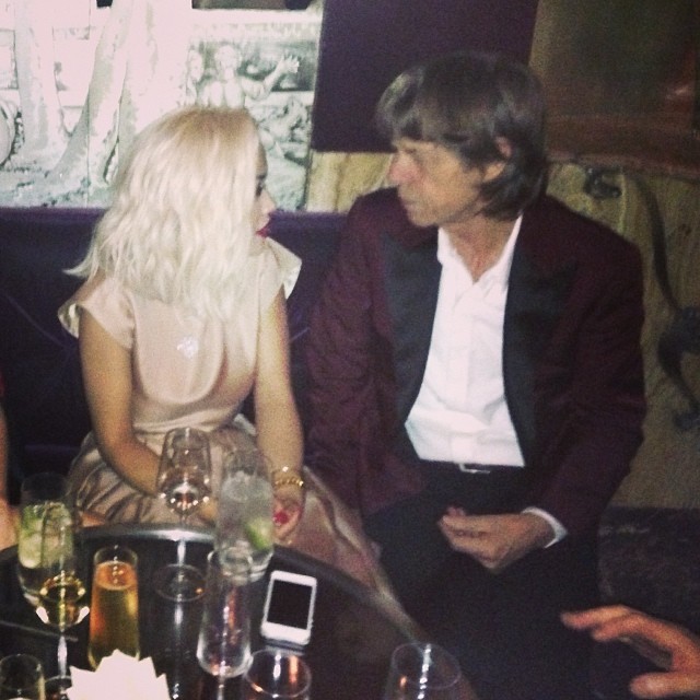 Rita Ora toma uns bons drinks com Mick Jagger