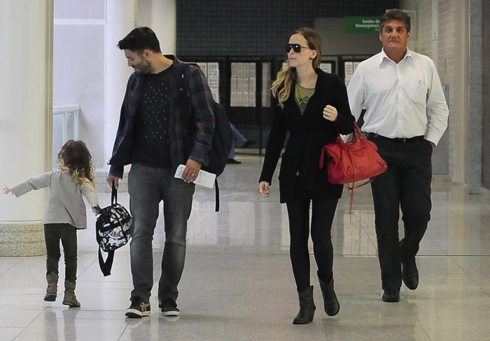  Fiuk e Sophia Abrahão esbanjam glamour em aeroporto carioca