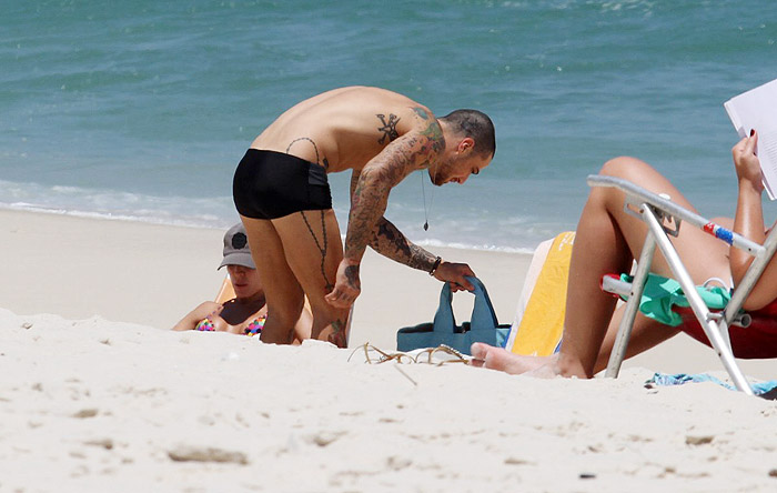 Felipe Titto toma sol na praia da Barra com Mel Martinez