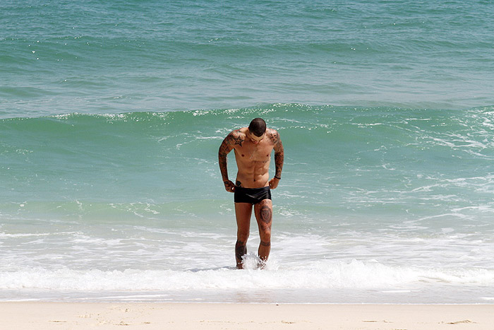 Felipe Titto toma sol na praia da Barra com Mel Martinez