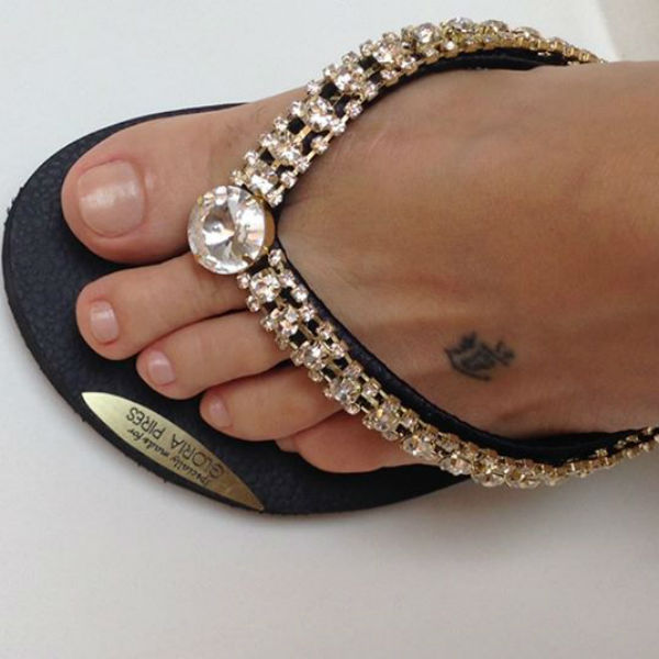 Glória Pires ganha sandália personalizada com seu nome