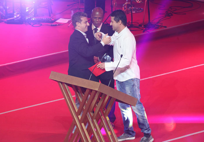 Luciano Huck recebe troféu de Marcelo Serrado