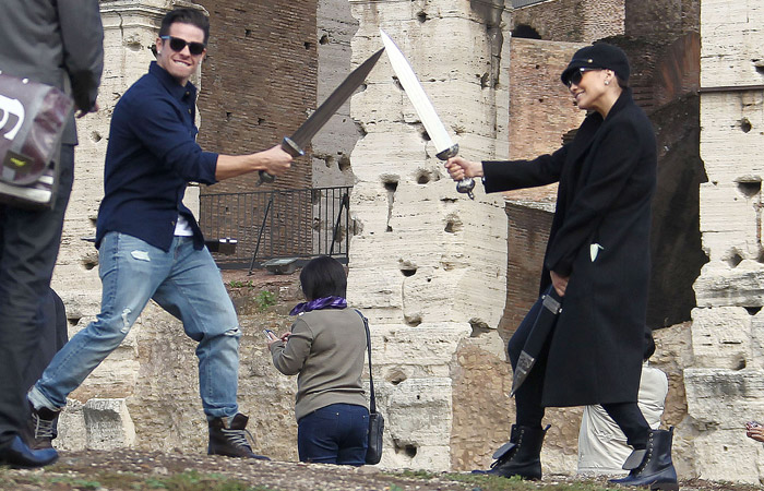 Jennifer Lopez se diverte com espada durante visita ao Coliseu de Roma
