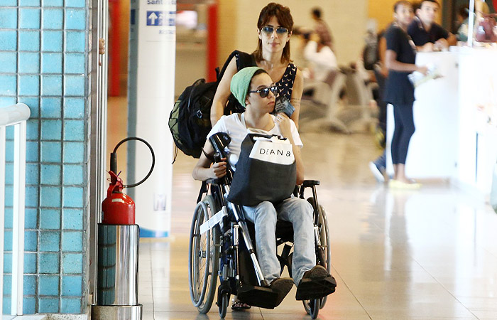 Maria Gadú circula no aeroporto em cadeira de rodas