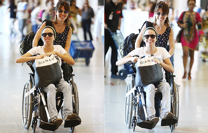 Maria Gadú circula no aeroporto em cadeira de rodas
