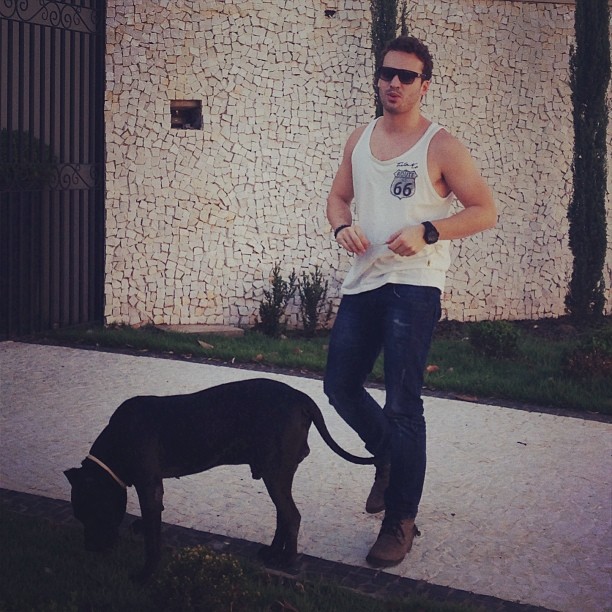 Rodrigo Andrade passeia com seu cachorro no Rio