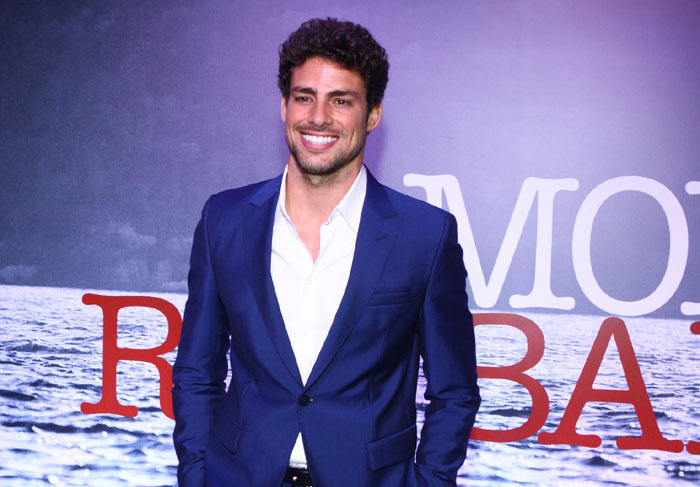 Tudo ao mesmo tempo: Ao atuar como o Leandro, em Amores Roubados, em 2014, Cauã viveu várias emoções. Enquanto na tela o personagem se envolvia com três mulheres, na vida real chegava ao fim seu casamento com Grazi Massafera.